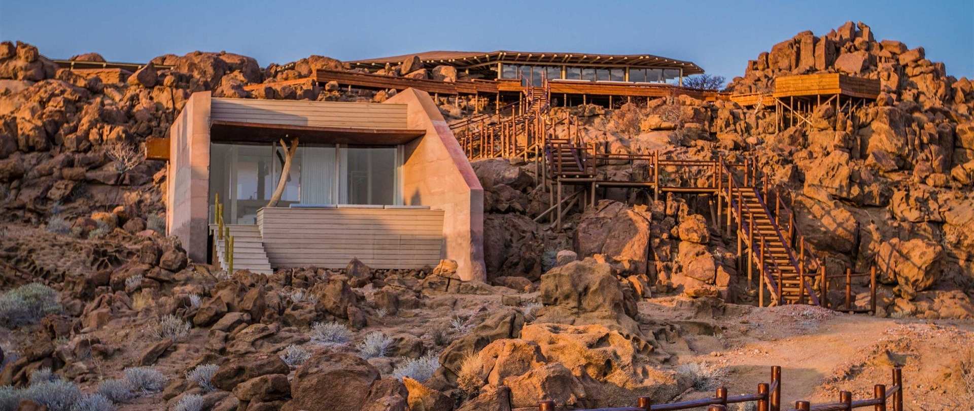 Namibia Exclusive, Sorris Sorris Lodge, Glasfront, Hauptgebäude, Treppen, Afrikarma, Afrikarma Safaris, Afrikarma Safaris - Wildnis. Hautnah., Afrikarma.de, Afrikarma, Afrikarma Safaris, Afrikarma Safaris - Wildnis. Hautnah., Afrikarma.de