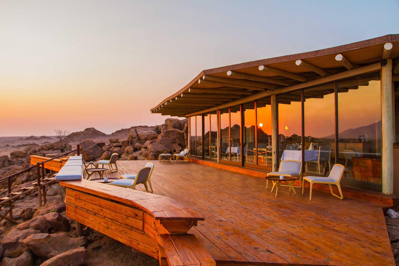 Namibia Exclusive, Sorris Sorris Lodge, Deck, Glasfront, Afrikarma, Afrikarma Safaris, Afrikarma Safaris - Wildnis. Hautnah., Afrikarma.de