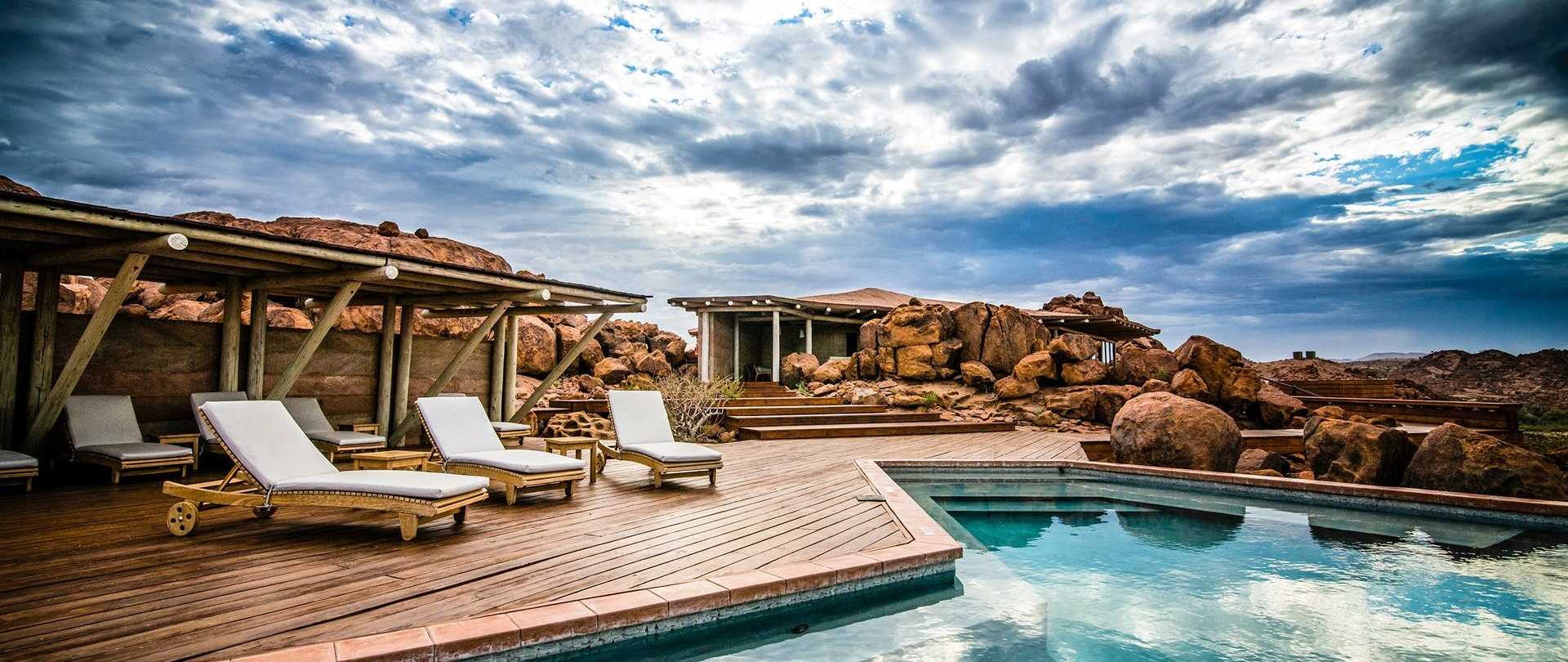 Namibia Exclusive, Sorris Sorris Lodge, Liegestuhl, Swimming Pool, Afrikarma, Afrikarma Safaris, Afrikarma Safaris - Wildnis. Hautnah., Afrikarma.de