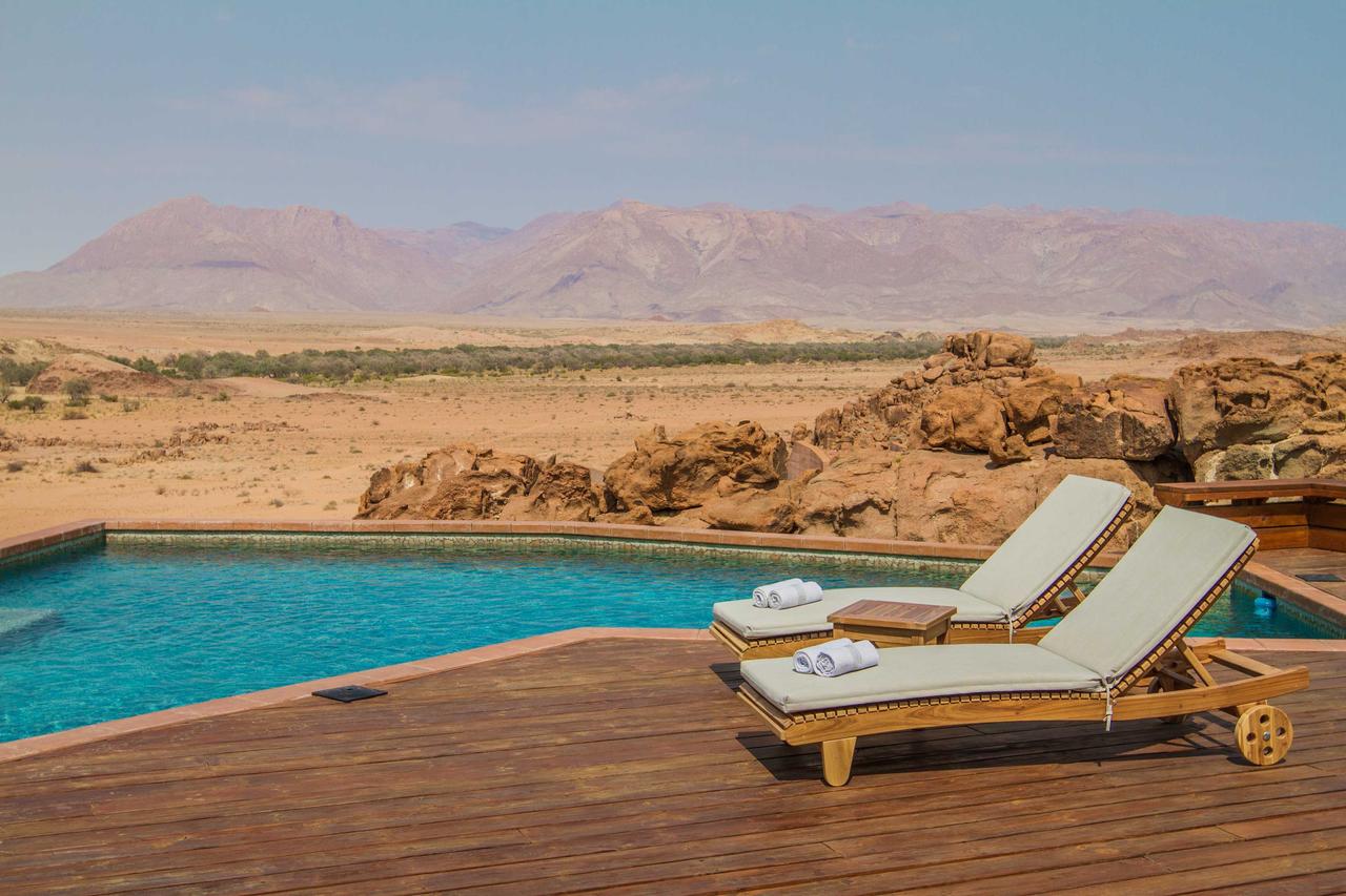 Namibia Exclusive, Sorris Sorris Lodge, Liegestuhl, Swimming Pool, Afrikarma, Afrikarma Safaris, Afrikarma Safaris - Wildnis. Hautnah., Afrikarma.de