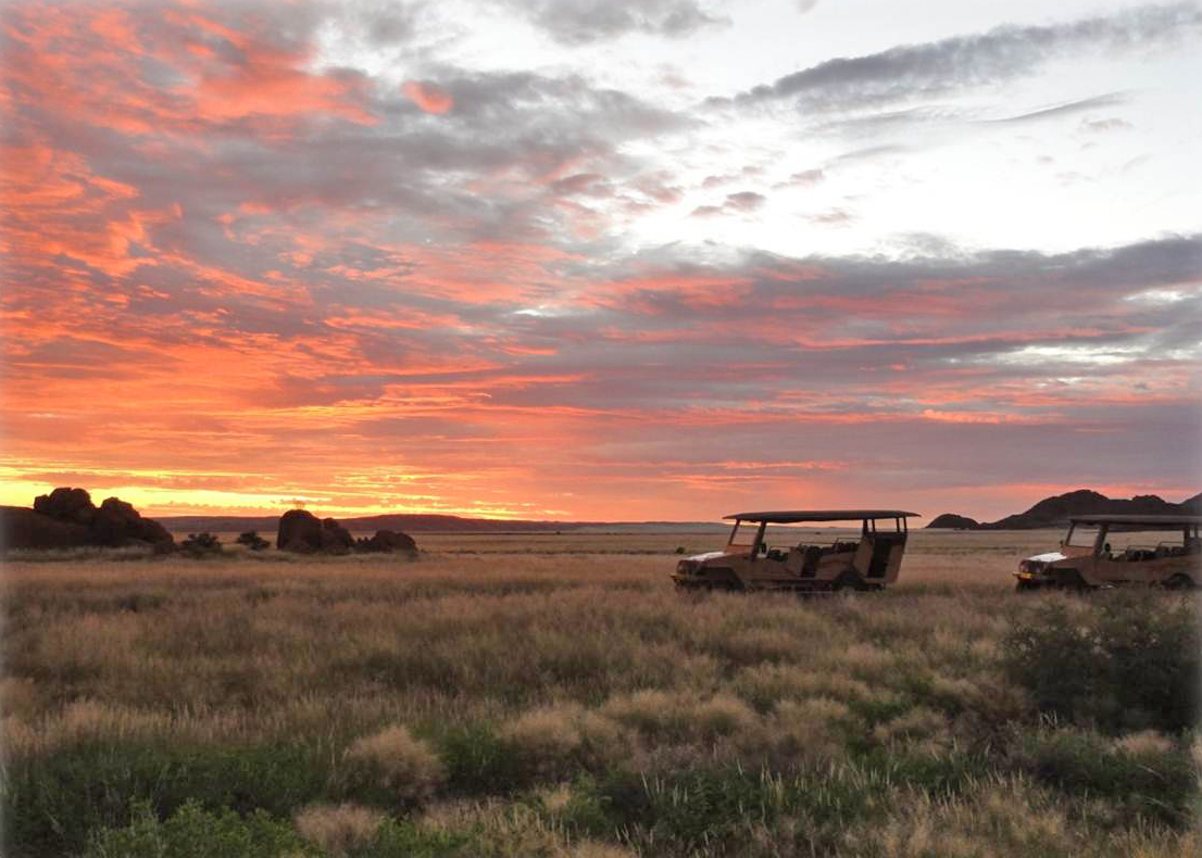 Heißluftballon, Namib, Namib Wüste, Namibia, Namib-Naukluft, Namib-Naukluft-Nationalpark, Natur, Naturwanderungen, Naukluftgebirge, Sanddünen, Sesriem, Sesriem-Canyon, Sesriem-Gate, Sossusvlei, Sossusvlei Lodge, Taleni Africa Tourism Holdings Ltd, Umwelt, Eco Award, Eco Award Namibia, Nachhaltigkeit, Adventure Center, Adventure Centre, Sonnenuntergang, afrikarma, afrikarma.de