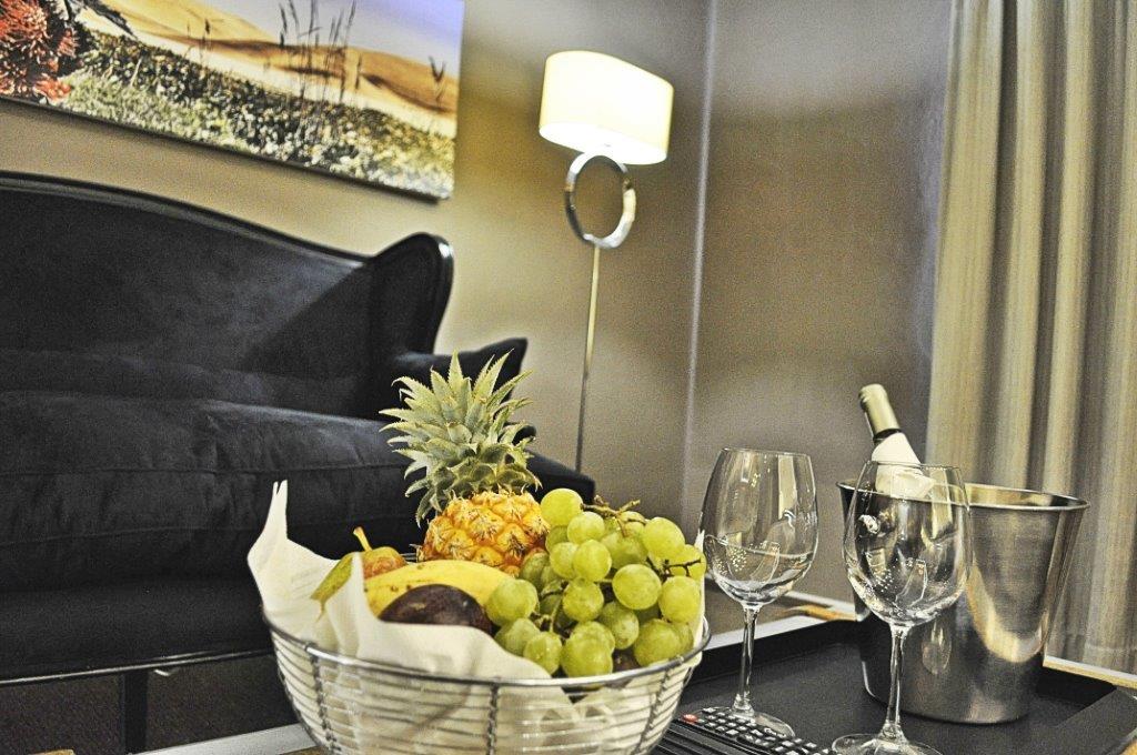 Hotel, Küste, Namibia, Swakopmund, Swakopmund Sands, Foto, Früchtekorb, Sofa, Afrikarma, Afrikarma Safaris, Afrikarma.de, Swakopmund Sands Hotel