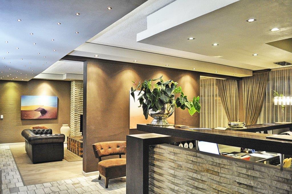 Hotel, Küste, Namibia, Swakopmund, Swakopmund Sands, Lounge, Rezeption, Sessel, Afrikarma, Afrikarma Safaris, Afrikarma.de, Swakopmund Sands Hotel