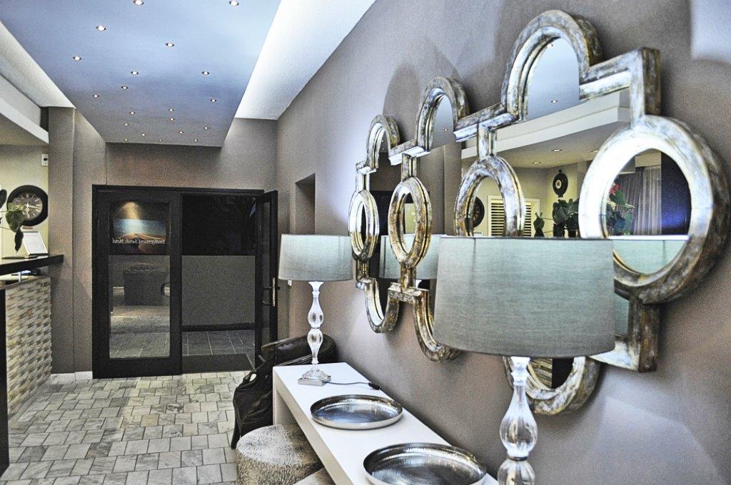 Hotel, Küste, Namibia, Swakopmund, Swakopmund Sands, Rezeption, Spiegeltisch, Afrikarma, Afrikarma Safaris, Afrikarma.de, Swakopmund Sands Hotel