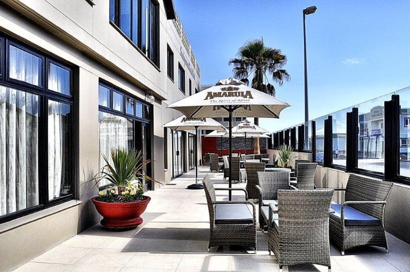 Hotel, Küste, Namibia, Swakopmund, Swakopmund Sands, Sessel, Sonnenschirm, Terrasse, Afrikarma, Afrikarma Safaris, Afrikarma.de, Swakopmund Sands Hotel