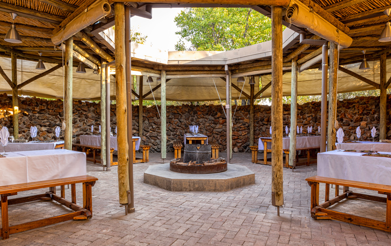 Taleni Etosha Village: Offenes Restaurant Taleni Etosha Village: Offenes Restaurant