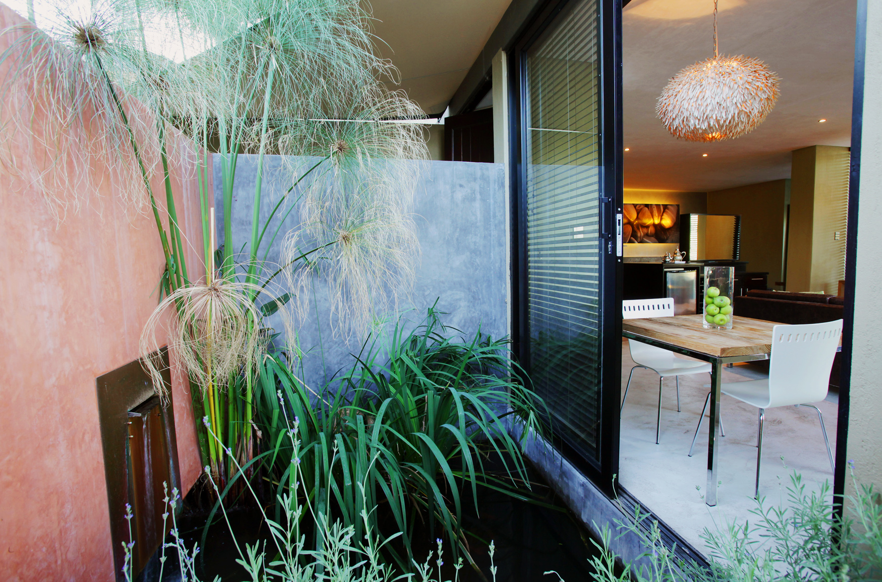 The Olive Exclusive, Esstisch, Garten, Gästechalet, Stühle, Teich, Kunene, Hauptstadtunterkunft