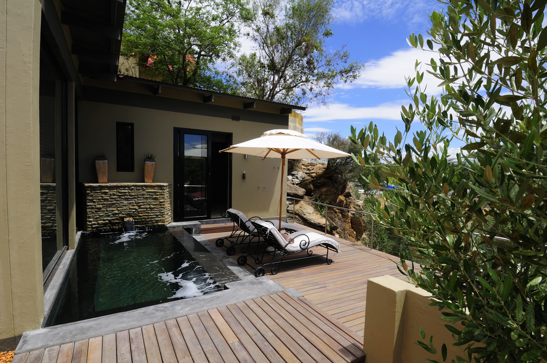 Olive Grove Guesthouse, Windhoek, Namibia, The Olive Exclusive, Gästechalet, Liegestühle, Plunge Pool, Sonnendeck, Sonnenschirm, Kunene, Hauptstadtunterkunft
