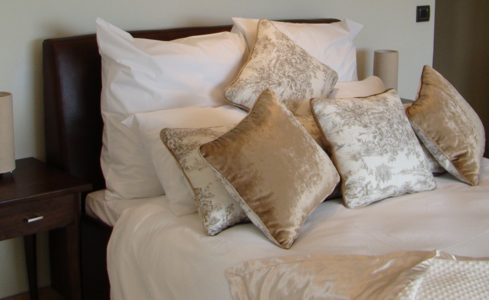 Klein-Windhoek, Vertigo Boutique Hotel, Bett, Deluxe Suite, Doppelbett, Kissen, Suite, Mary Ann Calabrese