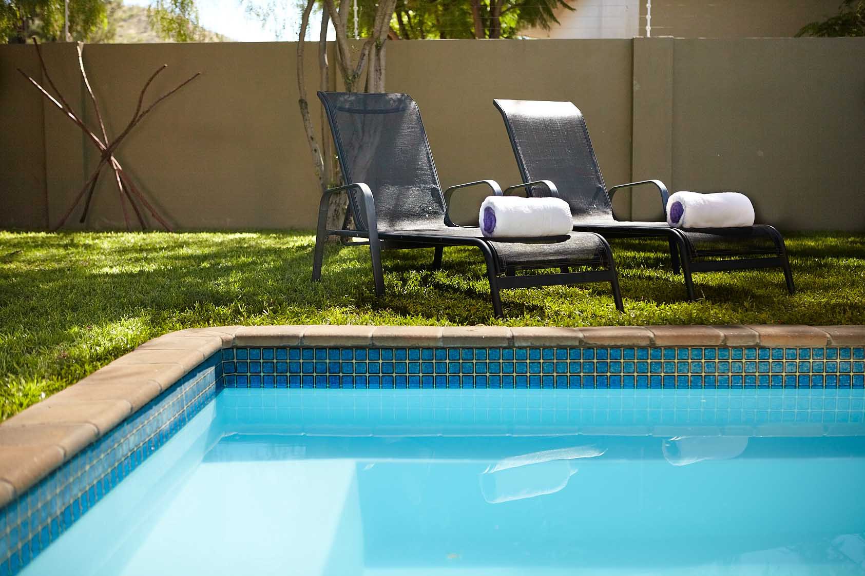 Villa Violet: Rasen-umfasster Swimming Pool