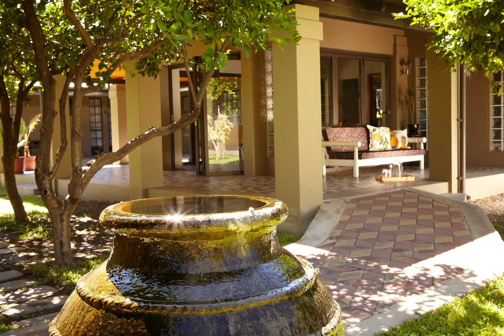 Villa Violet: Vase im Innenhof