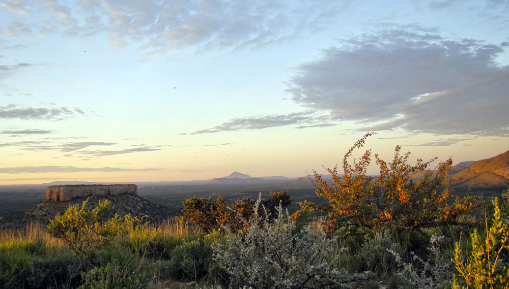 Damaraland, Namibia, Ugab Terrassen, Vingerklip, Vingerklip Lodge, Aussicht, Himmel, Panorama, Tafelberg, Tal, Vegetation, Wolken, Afrikarma, Afrikarma Safaris, afrikarma.de