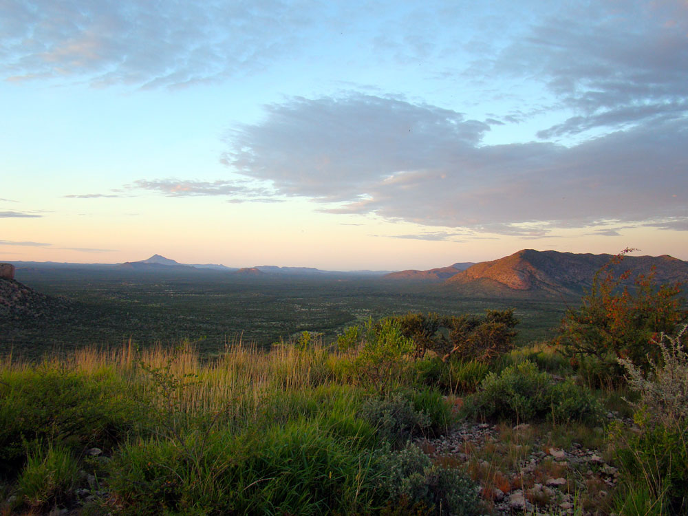 Damaraland, Namibia, Ugab Terrassen, Vingerklip, Vingerklip Lodge, Aussicht, Buschland, Himmel, Horizont, Panorama, Panoramablick, Tafelberg, Tal, Vegetation, Wolken, Afrikarma, Afrikarma Safaris, afrikarma.de
