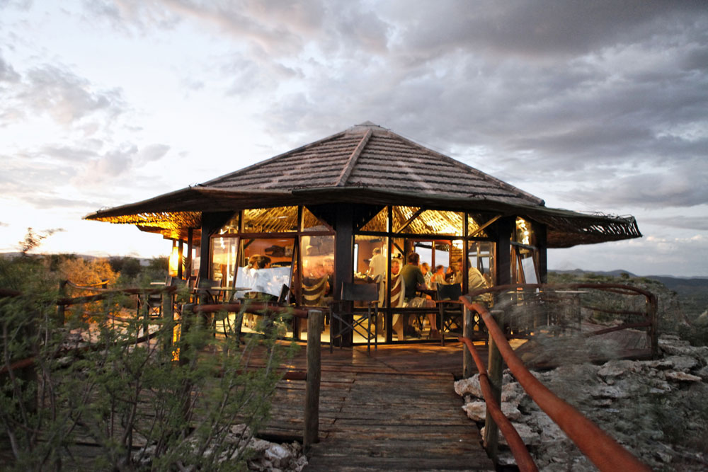 Damaraland, Namibia, Ugab Terrassen, Vingerklip, Vingerklip Lodge, Abendessen, Dinner, Eagle´s Nest, Gesamtansicht, Himmel, Restaurant, Sonnenterrasse, Tafelberg, Afrikarma, Afrikarma Safaris, afrikarma.de