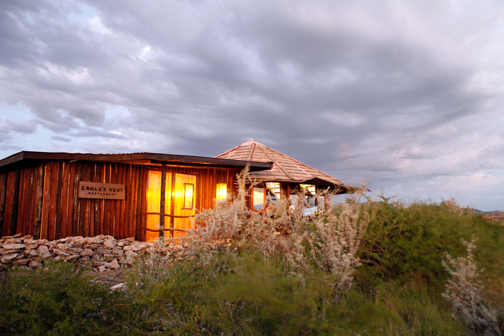 Damaraland, Namibia, Ugab Terrassen, Vingerklip, Vingerklip Lodge, Büsche, Eagle´s Nest, Himmel, Restaurant, Vegetation, Wolken, Afrikarma, Afrikarma Safaris, afrikarma.de