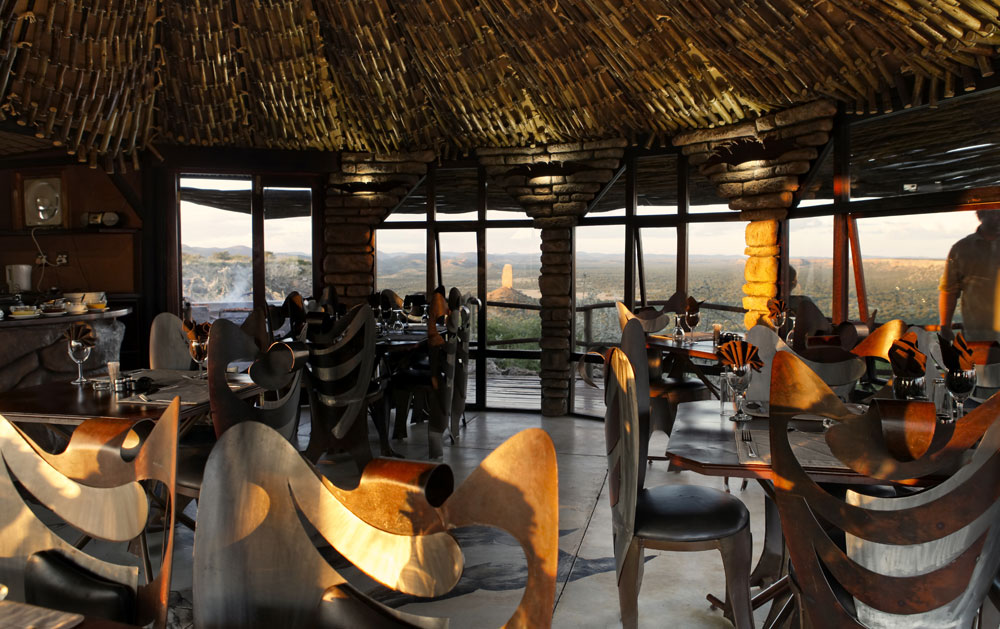 Damaraland, Namibia, Ugab Terrassen, Vingerklip, Vingerklip Lodge, Aussicht, Dach, Eagle´s Nest, Finger aus Stein, Fingerklippe, Gästetische, Landschaft, Panorama, Panoramafenster, Restaurant, Sonnenlicht, Sonnenterrasse, Steinboden, Tische, Afrikarma, Afrikarma Safaris, afrikarma.de