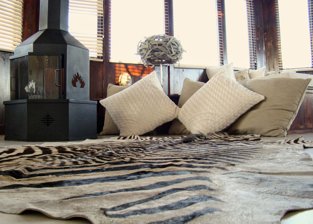 Damaraland, Namibia, Ugab Terrassen, Vingerklip, Vingerklip Lodge, Fenster, Heaven´s Gate, Inneneinrichtung, Kamin, Kissen, Kunst, Kunstobjekt, Luxus, Luxuschalet, Zebrafell, Afrikarma, Afrikarma Safaris, afrikarma.de