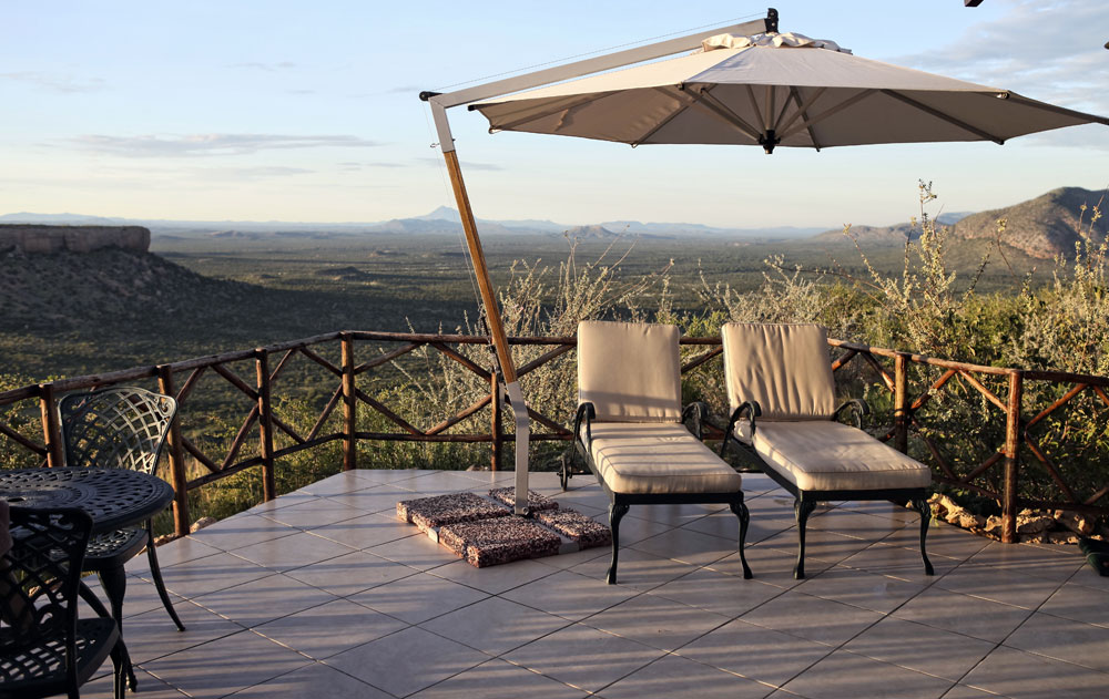 Damaraland, Namibia, Ugab Terrassen, Vingerklip, Vingerklip Lodge, Ausblick, Buschland, Fließen, Heaven´s Gate, Liegestuhl, Panorama, Sitzmöglichkeit, Sonnenschirm, Sonnenterrasse, Tafelberg, Afrikarma, Afrikarma Safaris, afrikarma.de