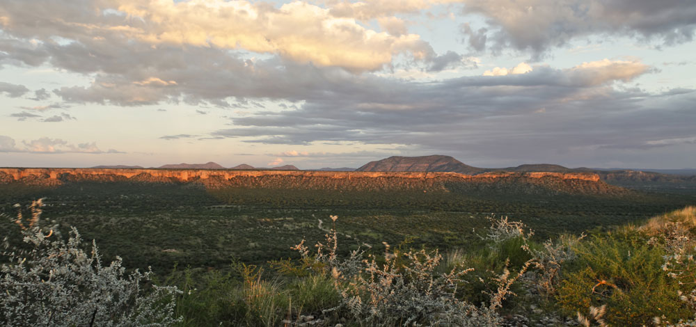 Damaraland, Namibia, Ugab Terrassen, Vingerklip, Vingerklip Lodge, Horizont, Landschaft, Panorama, Panoramablick, Sonnenterrasse, Tafelberg, Vegetation, Afrikarma, Afrikarma Safaris, afrikarma.de