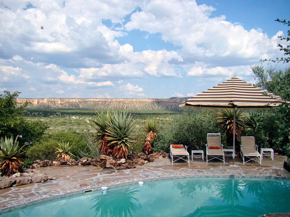 Damaraland, Namibia, Ugab Terrassen, Vingerklip, Vingerklip Lodge, Ausblick, Buschland, Himmel, Landschaft, Liegen, Pool, Sonnenschirm, Swimmingpool, Vegetation, Wolken, Afrikarma, Afrikarma Safaris, afrikarma.de