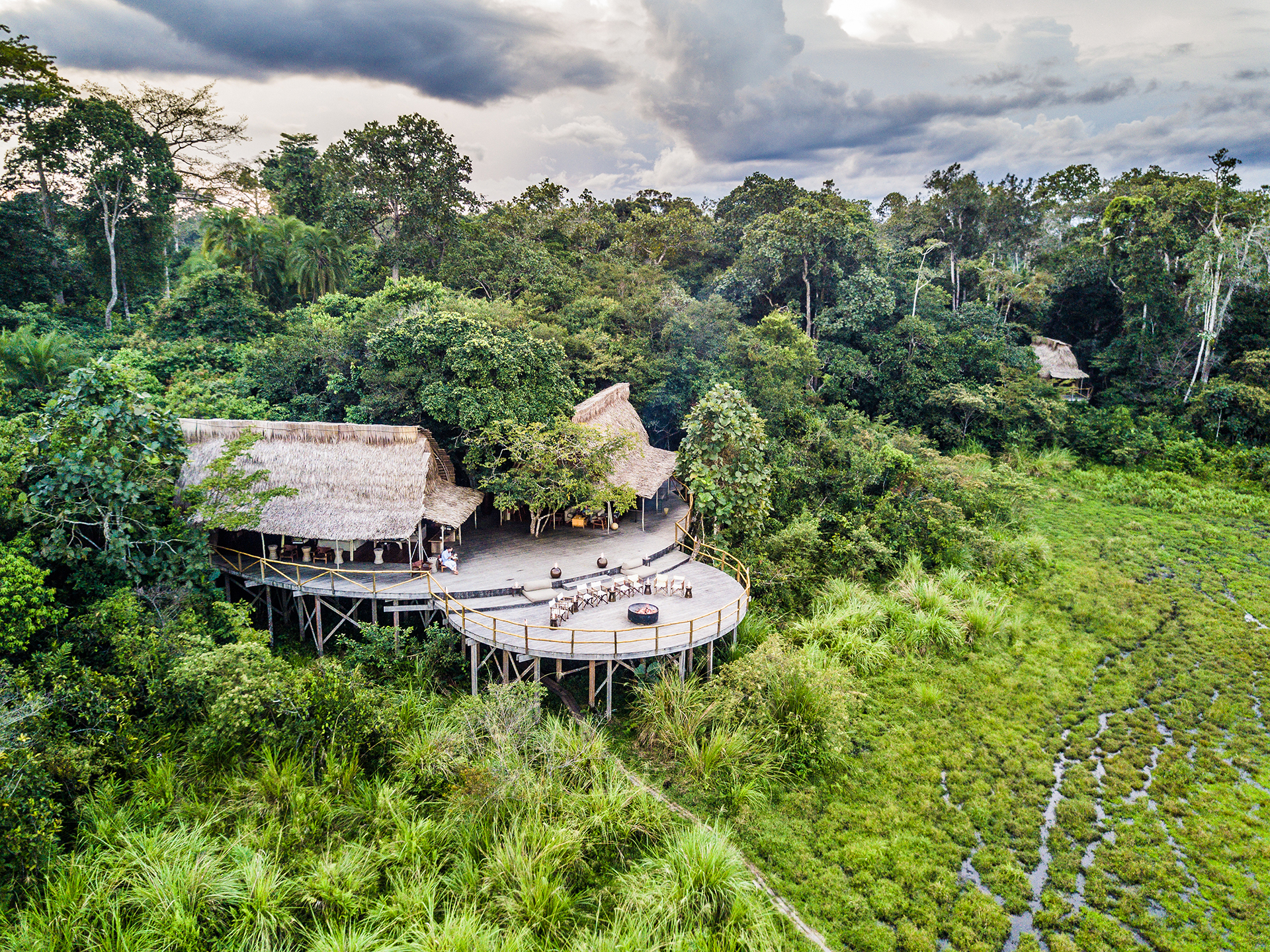 Lango Camp: Luftbild der Hauptlodge mit Viewing Deck Lango Camp: Luftbild der Hauptlodge mit Viewing Deck