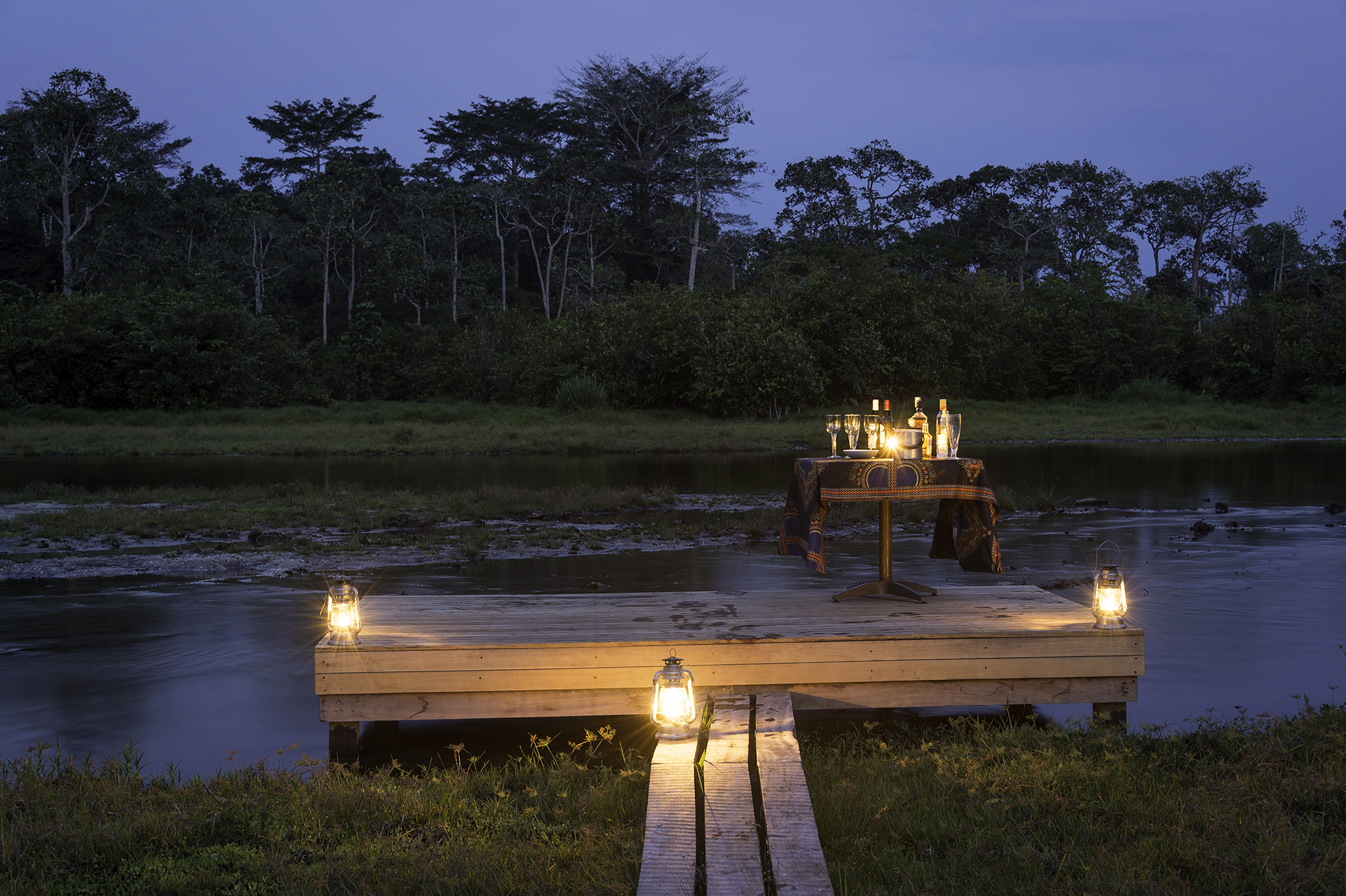 Lango Camp: Sundowner am Fluss