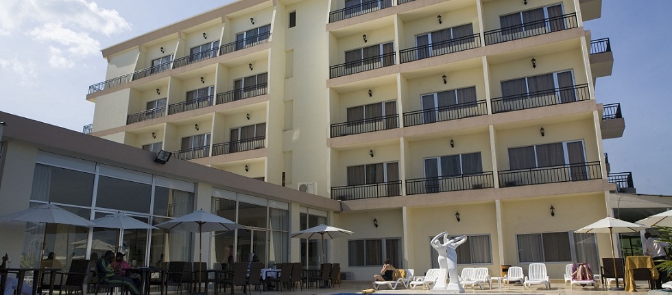 Mikhael's Hotel: Außenansicht Boutique Hotel, Brazzaville, Mikhael's Hotel, Außenansicht, Sonnenschirm, Swimming Pool, Republik Kongo