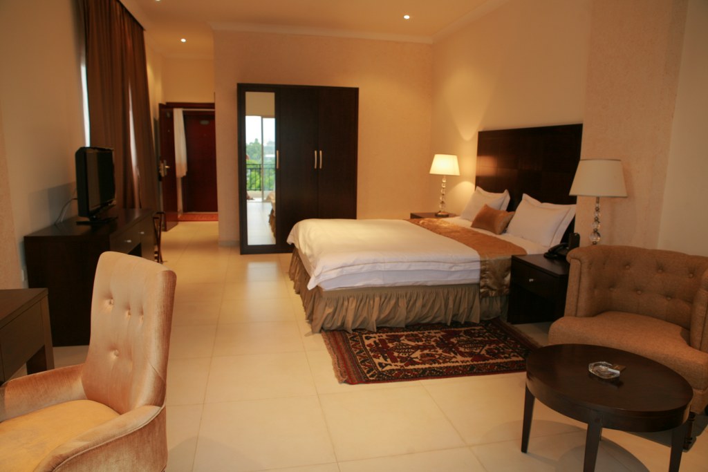 Mikhael's Hotel: Executive Room - Doppelbett Boutique Hotel, Brazzaville, Mikhael's Hotel, Executive Room, Stuhl, Teppich, Republik Kongo