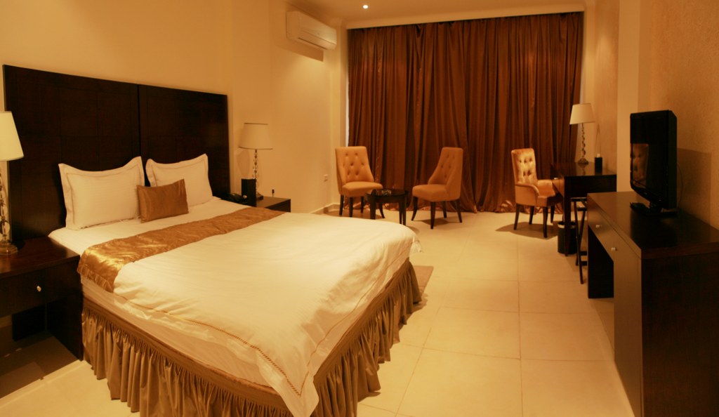 Mikhael's Hotel: Executive Room - Doppelbett und Schreibtisch Boutique Hotel, Brazzaville, Mikhael's Hotel, Doppelbett, Executive Room, Stuhl, Republik Kongo