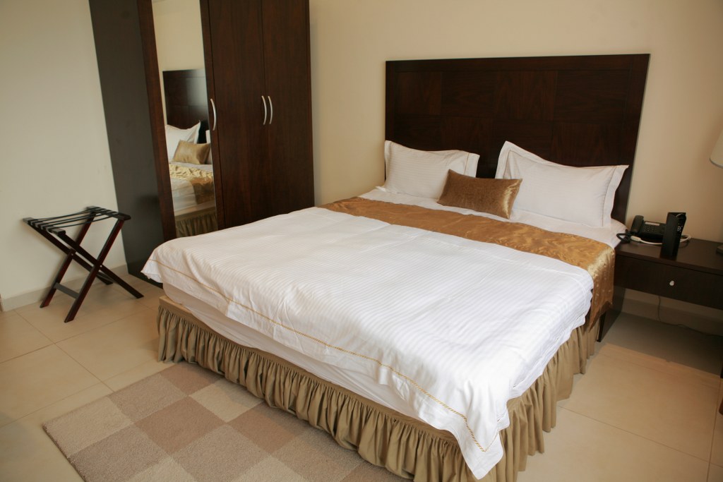 Mikhael's Hotel: Standard Room - Doppelbett Boutique Hotel, Brazzaville, Mikhael's Hotel, Doppelbett, Schrank, Standard Room, Republik Kongo