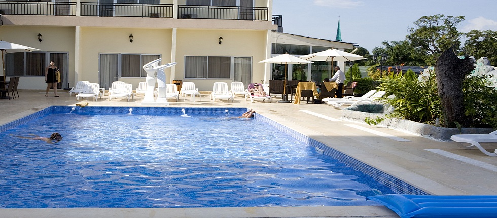 Mikhael's Hotel: Swimming Pool Boutique Hotel, Brazzaville, Mikhael's Hotel, Liegestuhl, Sonnenschirm, Swimming Pool, Republik Kongo