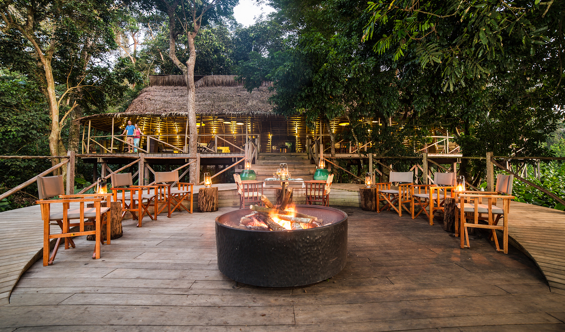 Ngaga Camp: Die Feuerstelle mit Hauptlodge Ngaga Camp: Die Feuerstelle mit Hauptlodge