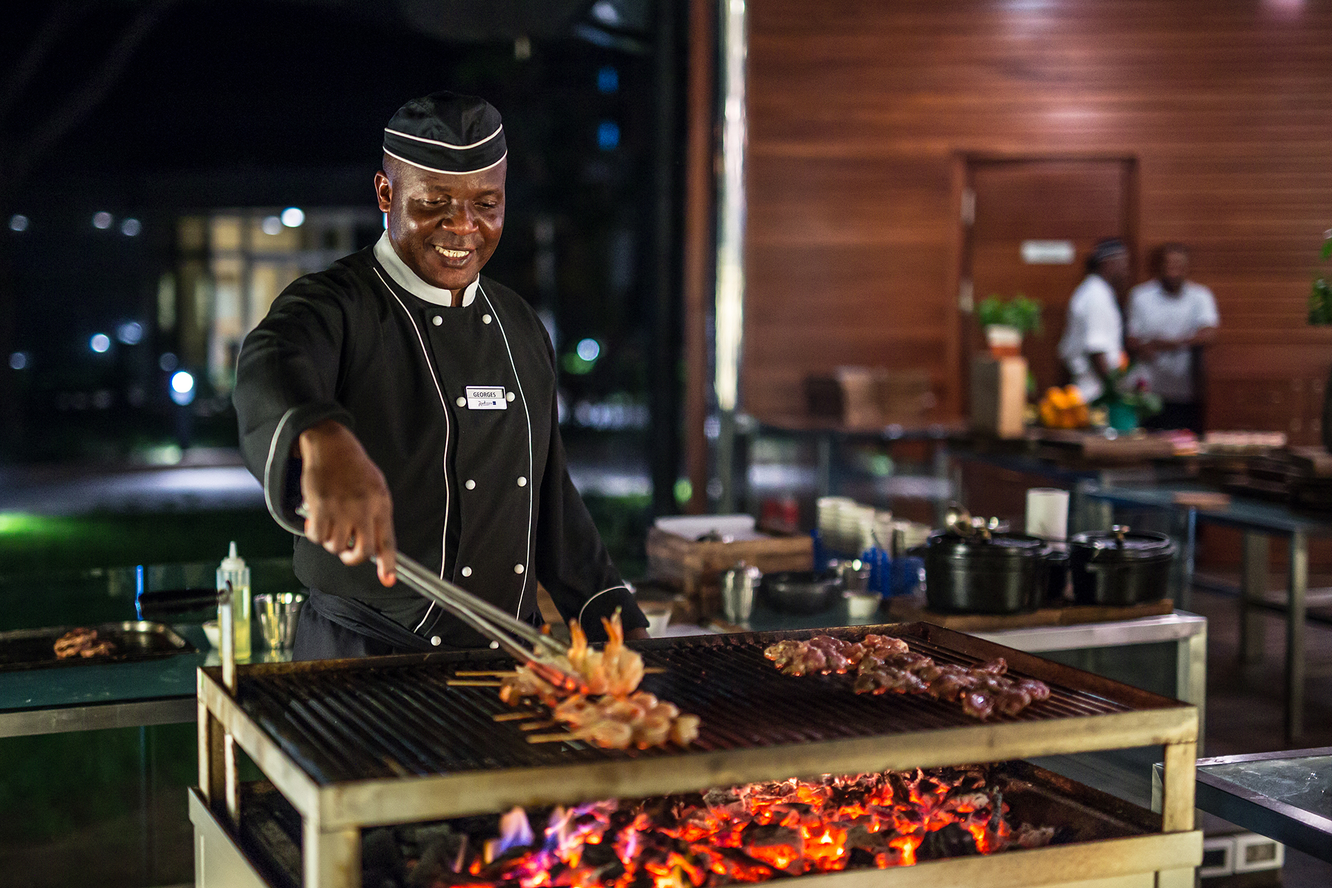 Brazzaville, Hotel, Radisson Blu, Radisson Blu M'Bamou, Radisson Blu M'Bamou Palace, Radisson Blu M'Bamou Palace Hotel, Essen, Grillen, Afrikarma, Afrikarma Safaris, Afrikarma Safaris - Wildnis. Hautnah., afrikarma.de