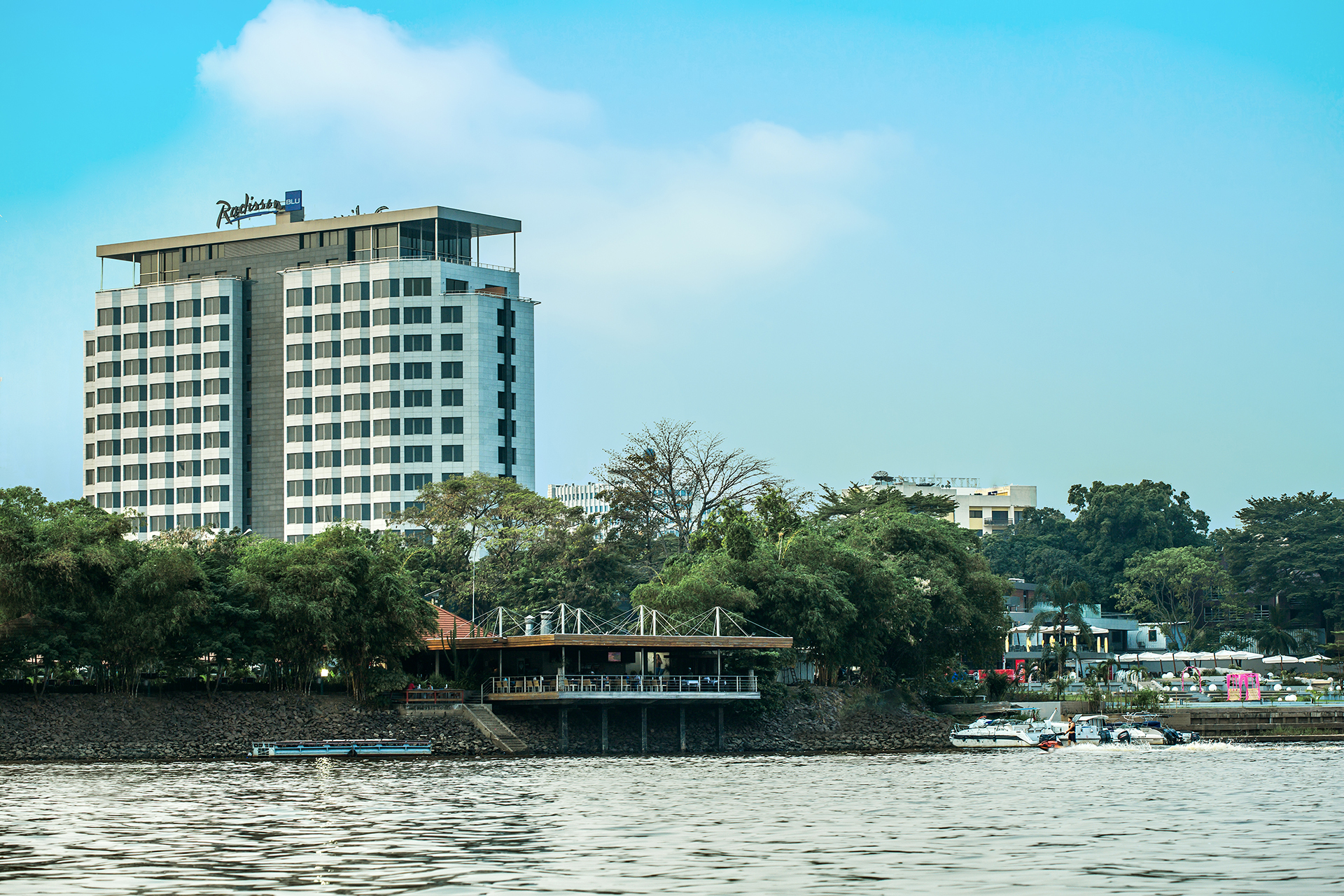 Brazzaville, Hotel, Radisson Blu, Radisson Blu M'Bamou, Radisson Blu M'Bamou Palace, Radisson Blu M'Bamou Palace Hotel, Außenansicht, Landschaft, Zentrale Einrichtung, Afrikarma, Afrikarma Safaris, Afrikarma Safaris - Wildnis. Hautnah., afrikarma.de
