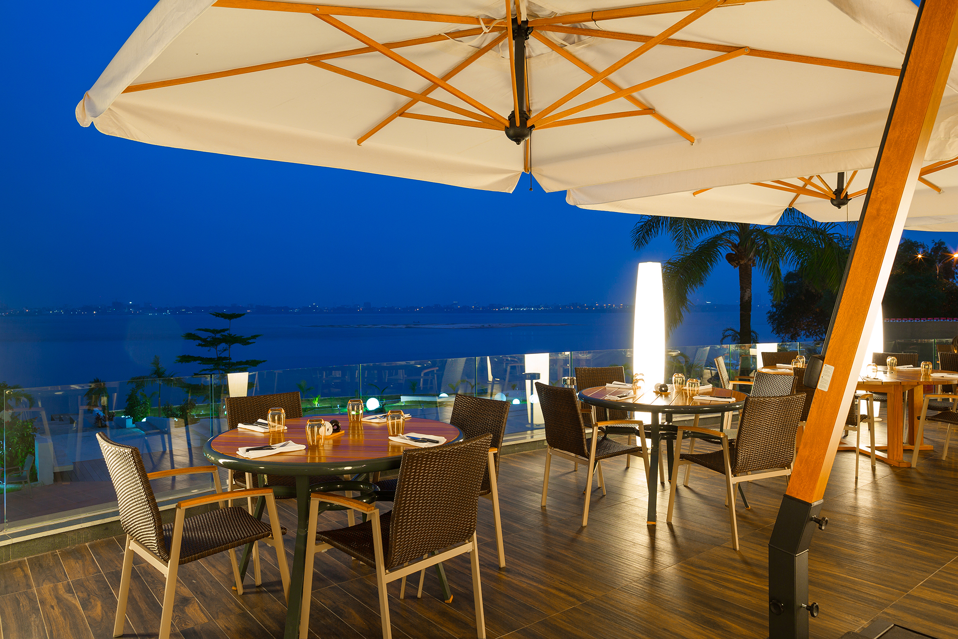 Brazzaville, Hotel, Radisson Blu, Radisson Blu M'Bamou, Radisson Blu M'Bamou Palace, Radisson Blu M'Bamou Palace Hotel, Außenansicht, Terrasse, zentrale Einrichtung, Afrikarma, Afrikarma Safaris, Afrikarma Safaris - Wildnis. Hautnah., afrikarma.de