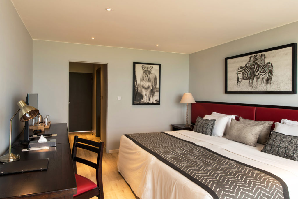 Akagera Game Lodge: Doppelbett und Schreibtisch Akagera Game Lodge, Akagera National Park, Big Five, Lake Ihema, Doppelbett, Gästezimmer, Schreibtisch, Afrikarma, Afrikarma Safaris, Afrikarma Safaris. Wildnis. Hautnah., Afrikarma.de