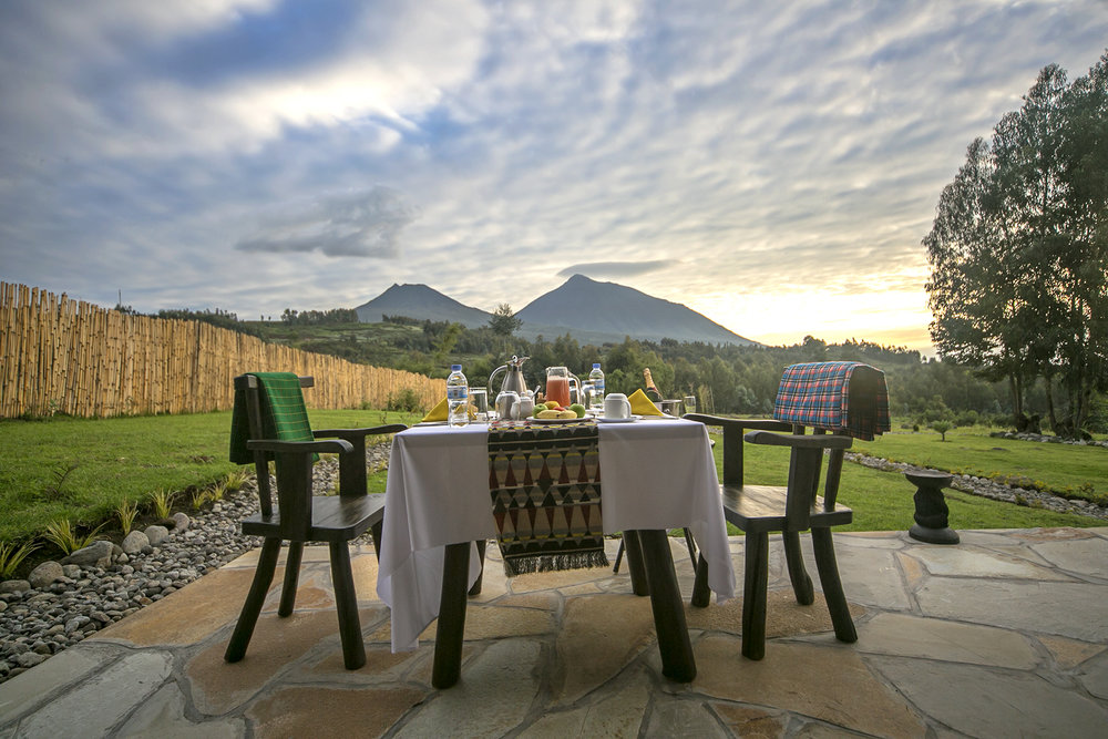 Amakoro Songa Lodge: Frühstückstisch Bäume, Frühstück, Landschaft, Stühle, Tisch, Amakoro Songa Lodge, Gorilla Tracking, Volcanoes National Park, Afrikarma, Afrikarma Safaris, Afrikarma Safaris. Wildnis. Hautnah., afrikarma.de