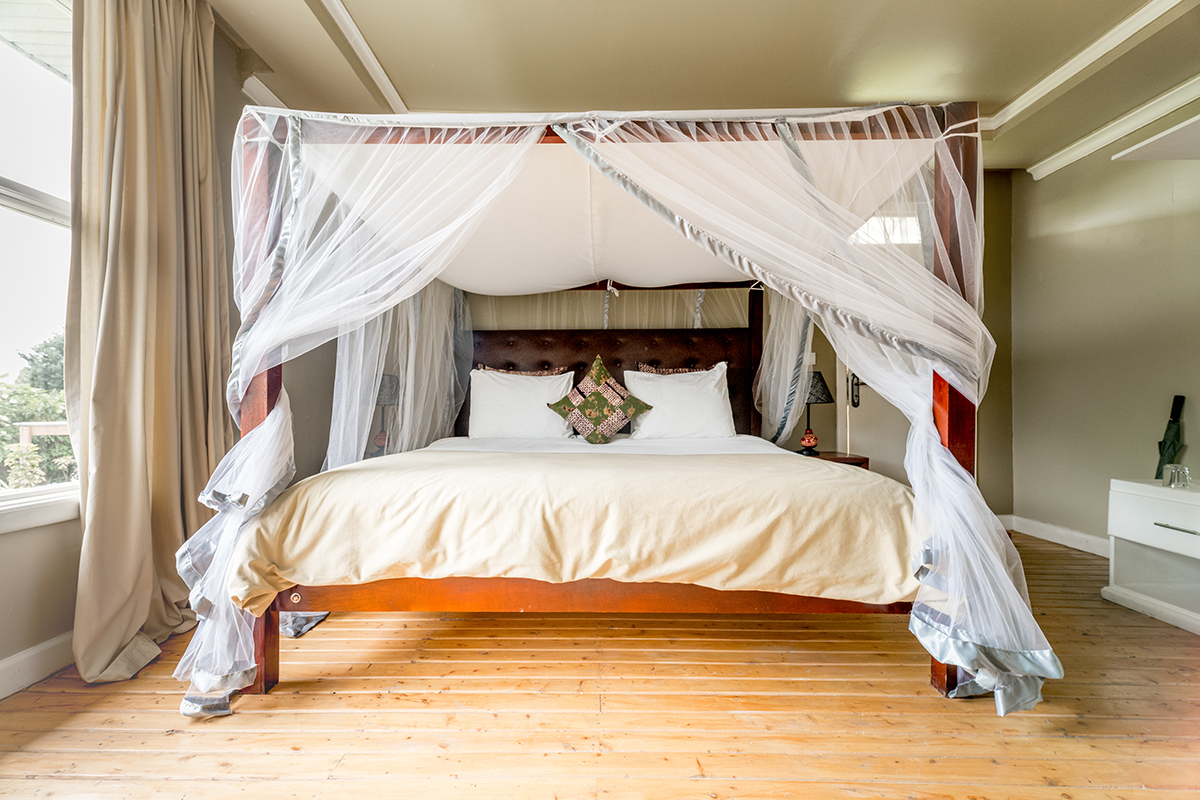 Five Volcanoes Boutique Hotel, Gorilla Tracking, Volcanoes National Park, Doppelbett, Moskitonetz, VIP Cottage, Afrikarma, Afrikarma Safaris, Afrikarma Safaris. Wildnis. Hautnah., Afrikarma.de