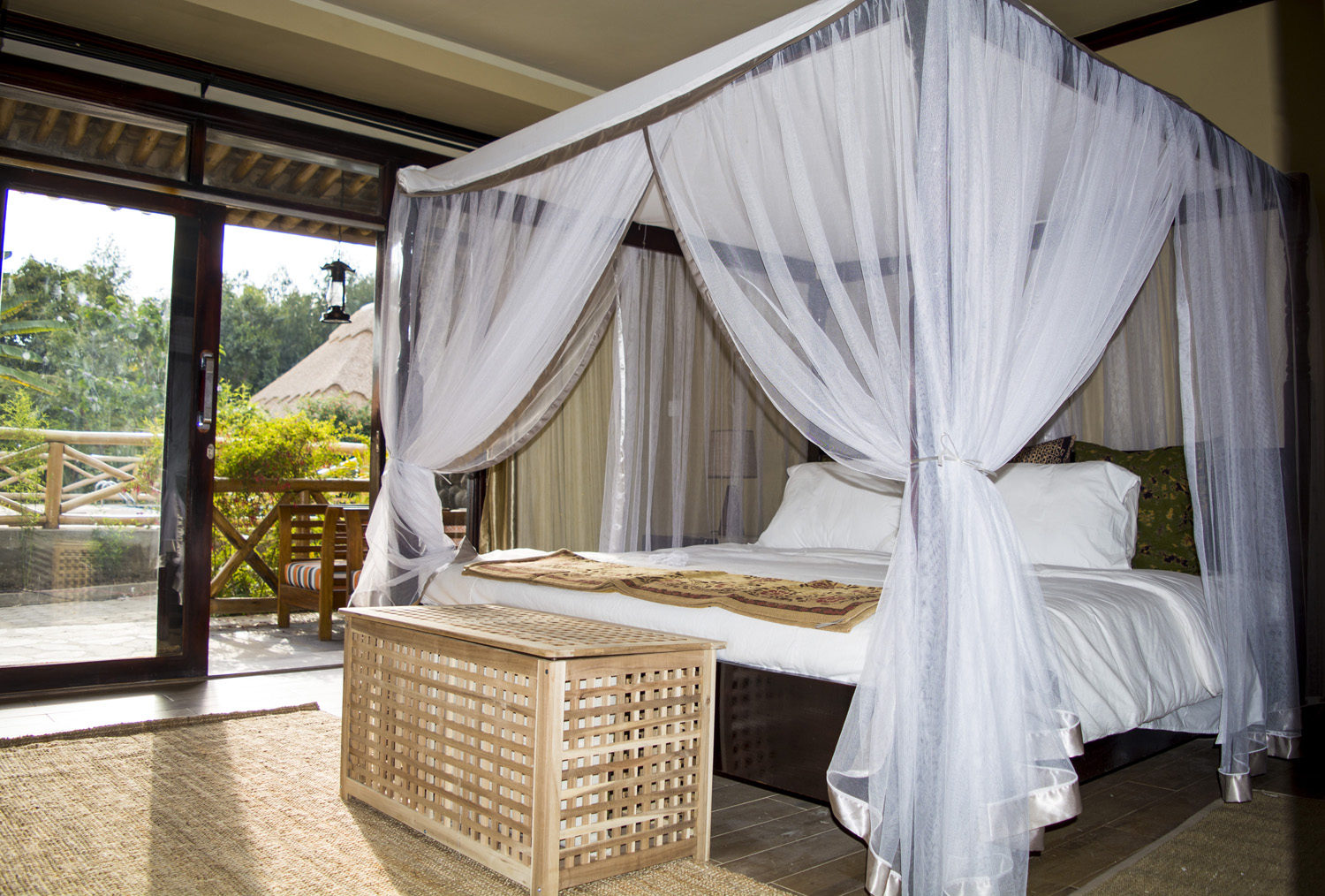 Five Volcanoes Boutique Hotel, Gorilla Tracking, Volcanoes National Park, Doppelbett, Double room, Gästezimmer, Moskitonetz, Veranda, Afrikarma, Afrikarma Safaris, Afrikarma Safaris. Wildnis. Hautnah., Afrikarma.de