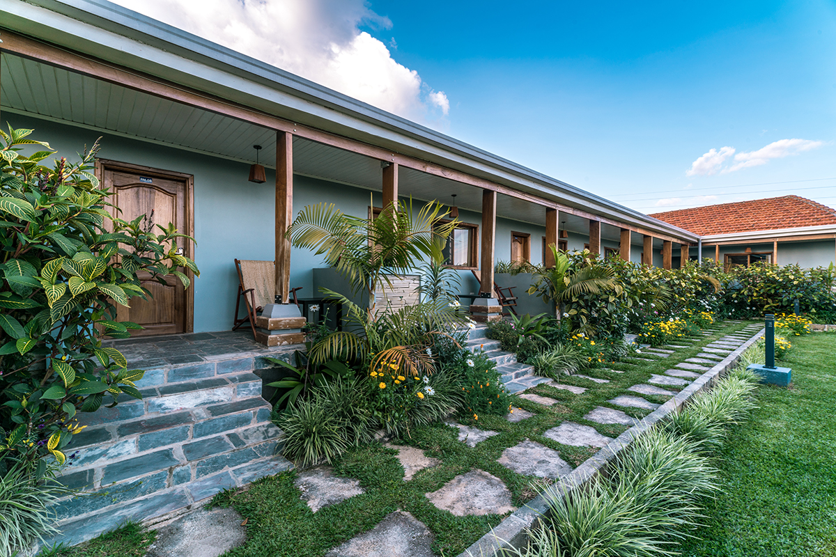 Five Volcanoes Boutique Hotel, Gorilla Tracking, Volcanoes National Park, Garten, Standard Room, Afrikarma, Afrikarma Safaris, Afrikarma Safaris. Wildnis. Hautnah., Afrikarma.de