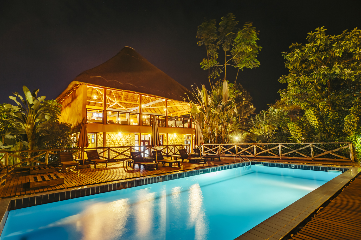 Five Volcanoes Boutique Hotel, Gorilla Tracking, Volcanoes National Park, Garten, Hauptgebäude, Liegestühle, Restaurant, Swimming Pool, Afrikarma, Afrikarma Safaris, Afrikarma Safaris. Wildnis. Hautnah., Afrikarma.de