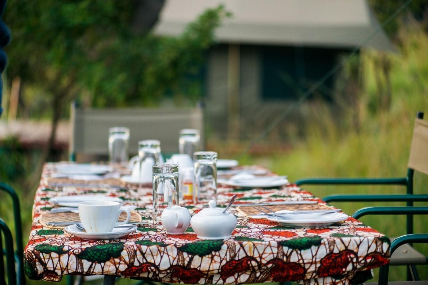 African Parks, Akagera National Park, Karenge Bush Camp, Lake Ihema, Esstisch, Camping, Bush Camp, Afrikarma, Afrikarma Safaris, Afrikarma Safaris. Wildnis. Hautnah., Afrikarma.de