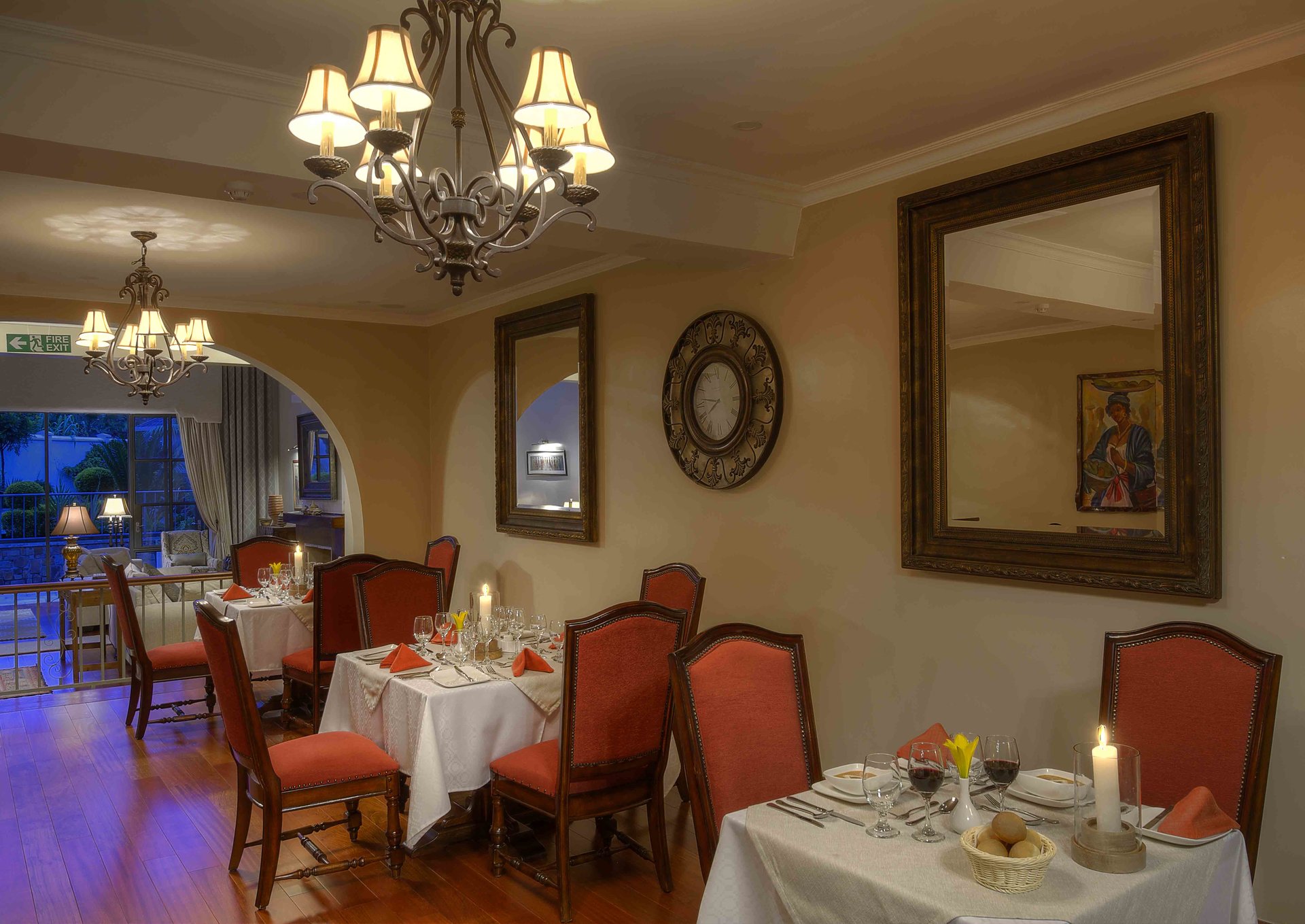 Abends, Lampen, Spiegel, Stühle, Tisch, The Bishop's House, Gorilla Tracking, Ruhengeri, Volcanoes National Park, Afrikarma, Afrikarma Safaris, Afrikarma Safaris. Wildnis. Hautnah., Afrikarma.de