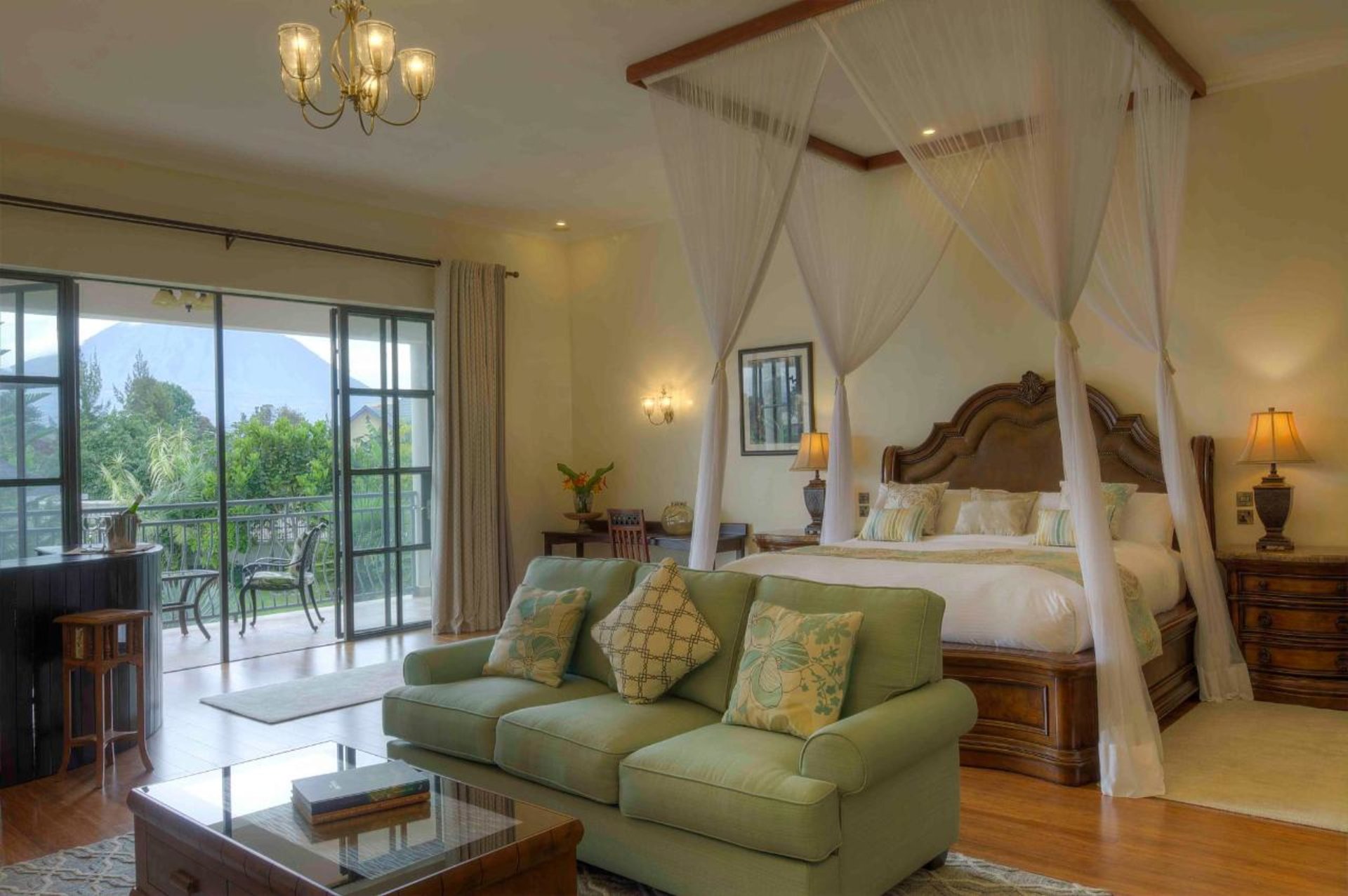 Bett, Lampen, Nachttisch, Sofa, Stühle, Tisch, The Bishop's House, Gorilla Tracking, Ruhengeri, Volcanoes National Park, Afrikarma, Afrikarma Safaris, Afrikarma Safaris. Wildnis. Hautnah., Afrikarma.de