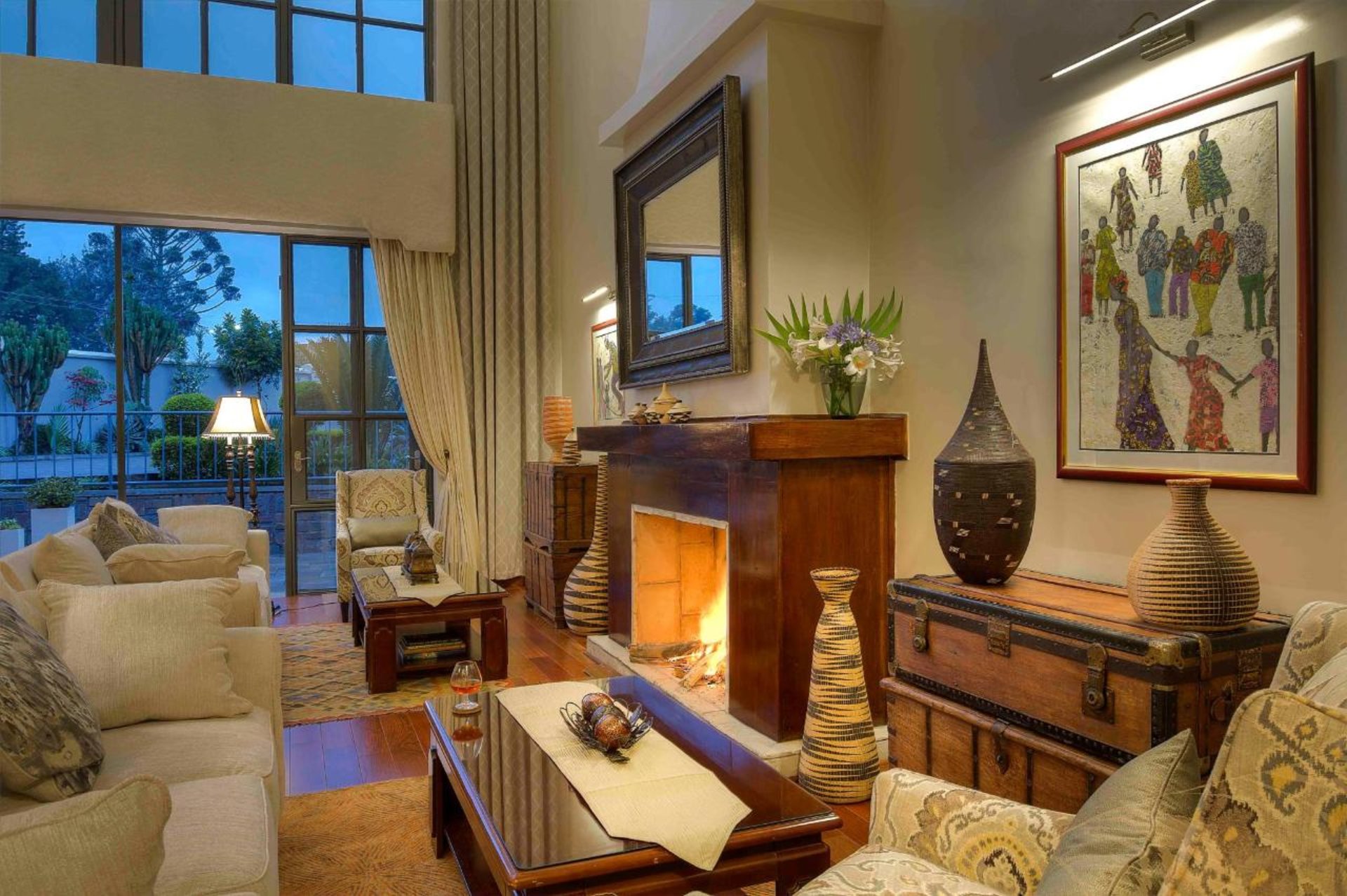 Kamin, Körbe, Sofa, Spiegel, Tisch, The Bishop's House, Gorilla Tracking, Ruhengeri, Volcanoes National Park, Afrikarma, Afrikarma Safaris, Afrikarma Safaris. Wildnis. Hautnah., Afrikarma.de