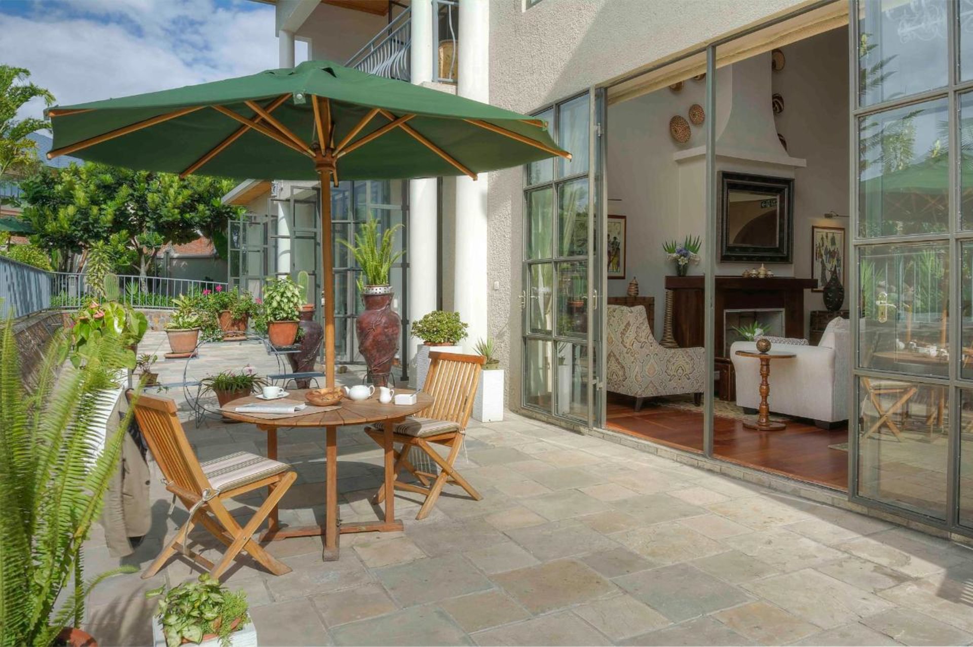 Pflanzen, Schirm, Sessel, Sofa, Stühle, Tisch, The Bishop's House, Gorilla Tracking, Ruhengeri, Volcanoes National Park, Afrikarma, Afrikarma Safaris, Afrikarma Safaris. Wildnis. Hautnah., Afrikarma.de