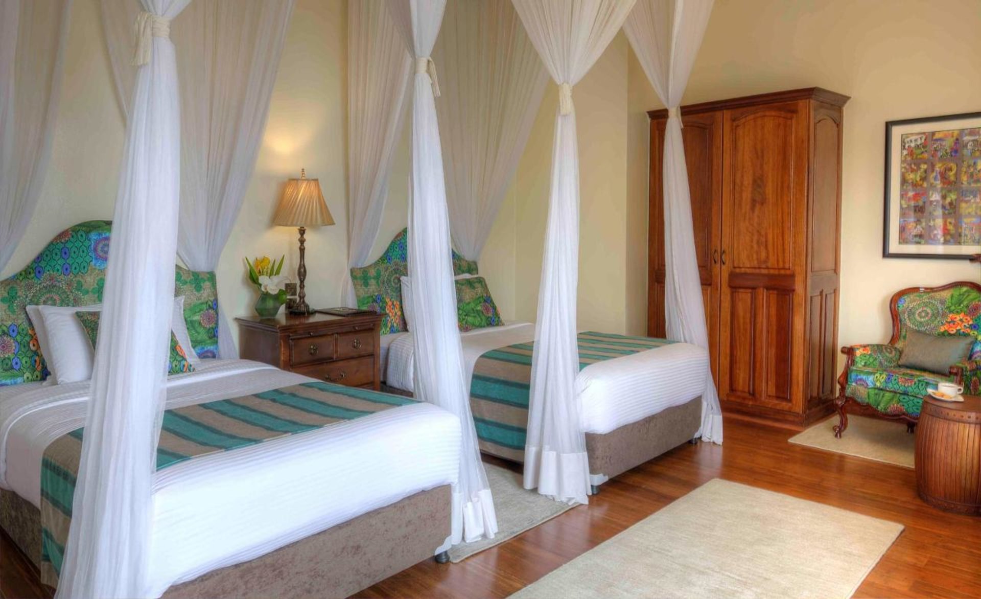 Bett, Bilder, Lampen, Nachttisch, Schrank, Sessel, Tisch, The Bishop's House, Gorilla Tracking, Ruhengeri, Volcanoes National Park, Afrikarma, Afrikarma Safaris, Afrikarma Safaris. Wildnis. Hautnah., Afrikarma.de