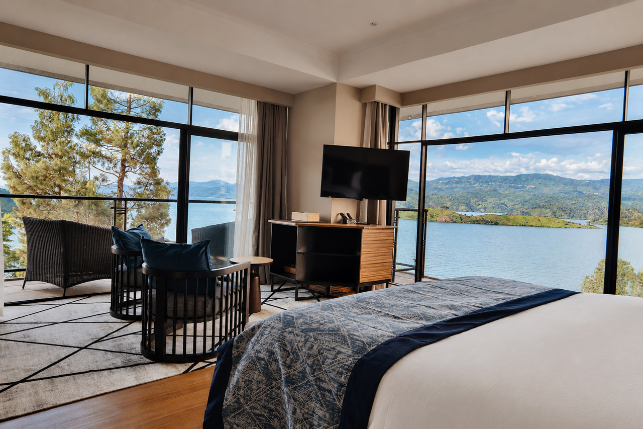 Lux Lake Kivu Hotel: Royal Villa Schlafbereich mit Ausblick Lux Lake Kivu Hotel: Royal Villa Schlafbereich mit Ausblick