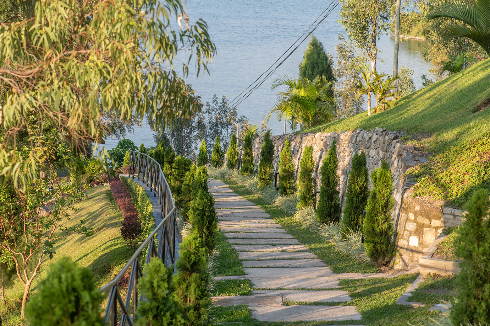 Lux Lake Kivu Hotel: Weg zum See Lux Lake Kivu Hotel: Weg zum See