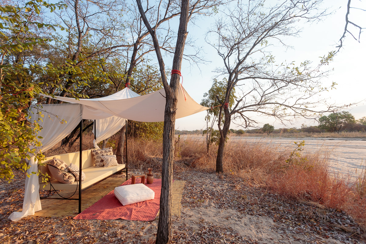 Gavin Opie, Musilashi River, Nkonzi Bush Camp, South Luangwa National Park, Baldachin, Sofa, Afrikarma, Afrikarma Safaris, Afrikarma Safaris. Wildnis. Hautnah., Afrikarma.de